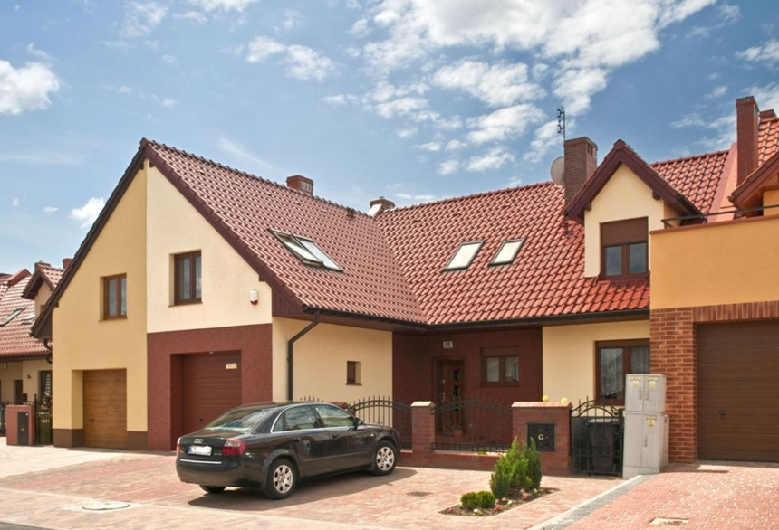 Rodinný dům se střešní krytinou MONZA kaštanová engoba