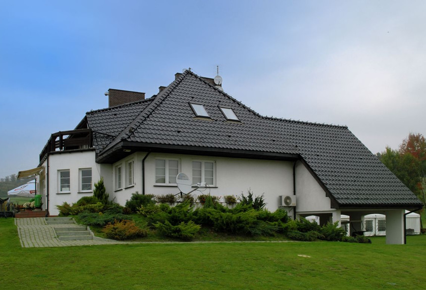 Rodinný dům se střešní krytinou MONZAplus tobago glazura